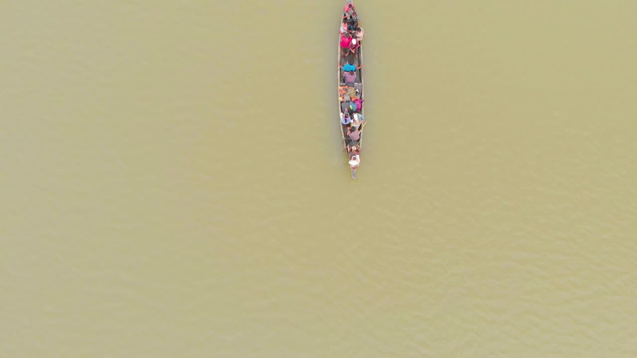 toma aérea de 4.000 personas en un bote de remos evacuadas a la zona de tierra en la isla del río majuli sumergida en las inundaciones monzónicas de brahmaputra