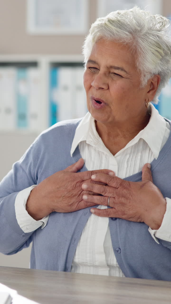 una mujer mayor sentada en el consultorio de un médico, hablando de problemas de salud con un médico.