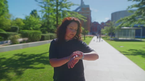 mujer haciendo ejercicio en un parque