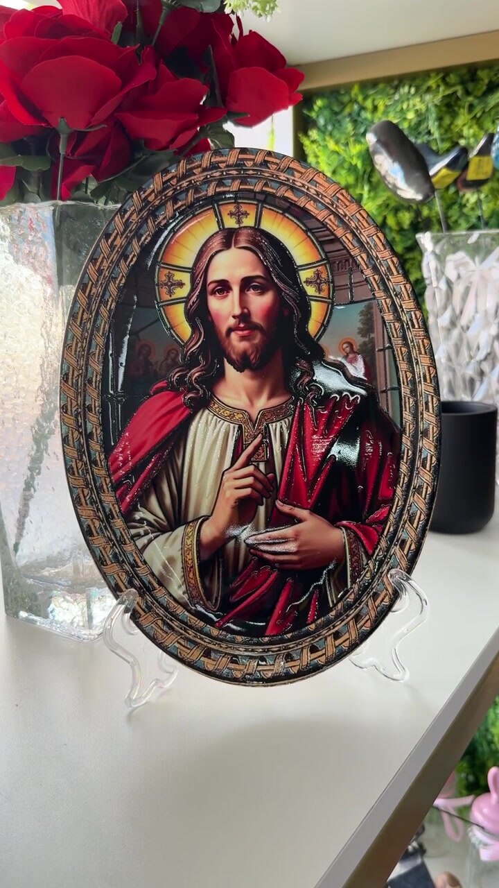 Icono religioso de Jesucristo expuesto sobre una mesa
