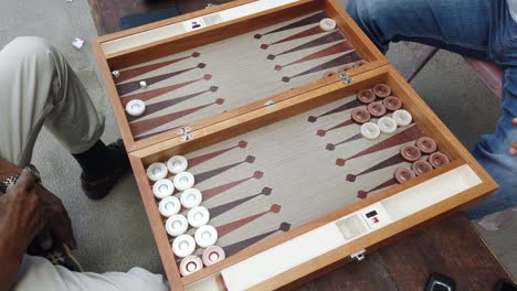 chicos turcos juegan al backgammon en la ciudad de urgup - kapadokya