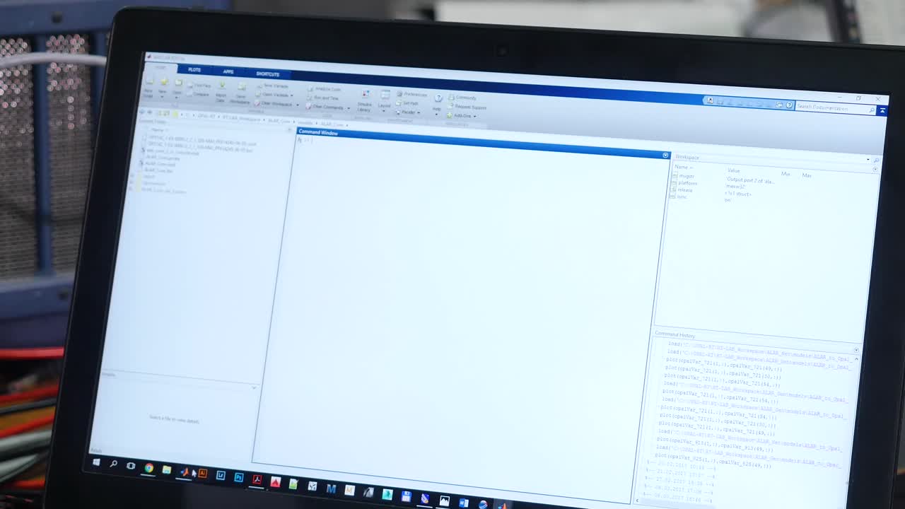 laptop de ingeniería con software y análisis de señales