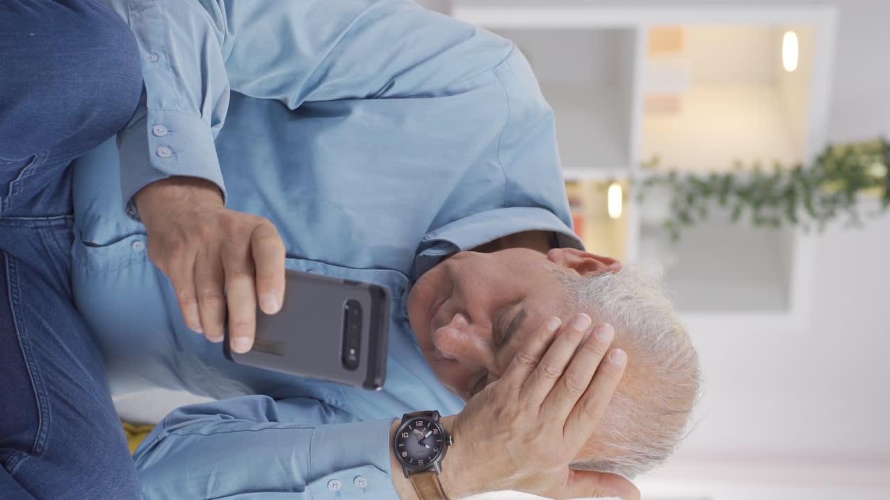 ⁇ 은이가 헤어지면서 문자 메시지를 보내는 수직 비디오가 화를 내죠.