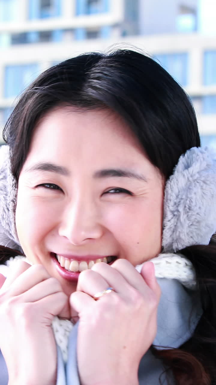 그리고 카메라를 향해 미소 짓는 부끄러운 여자