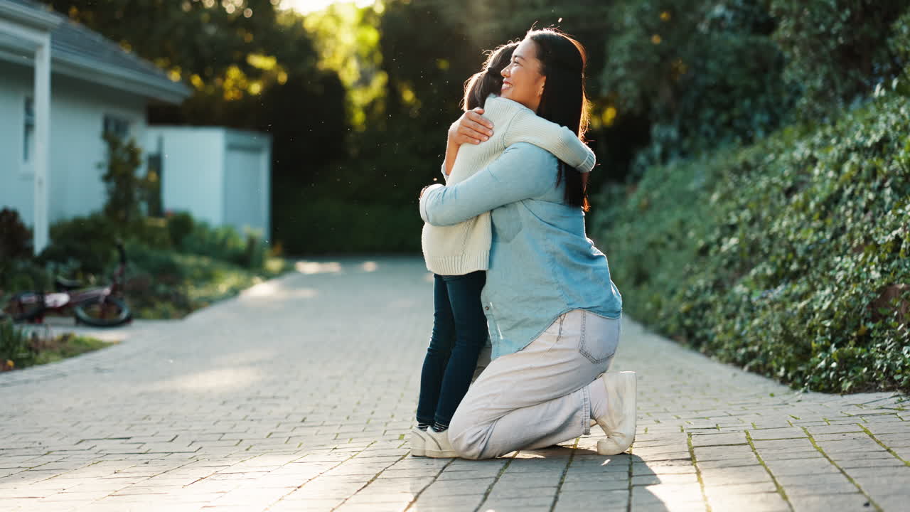 al aire libre, abrazo y madre con niña