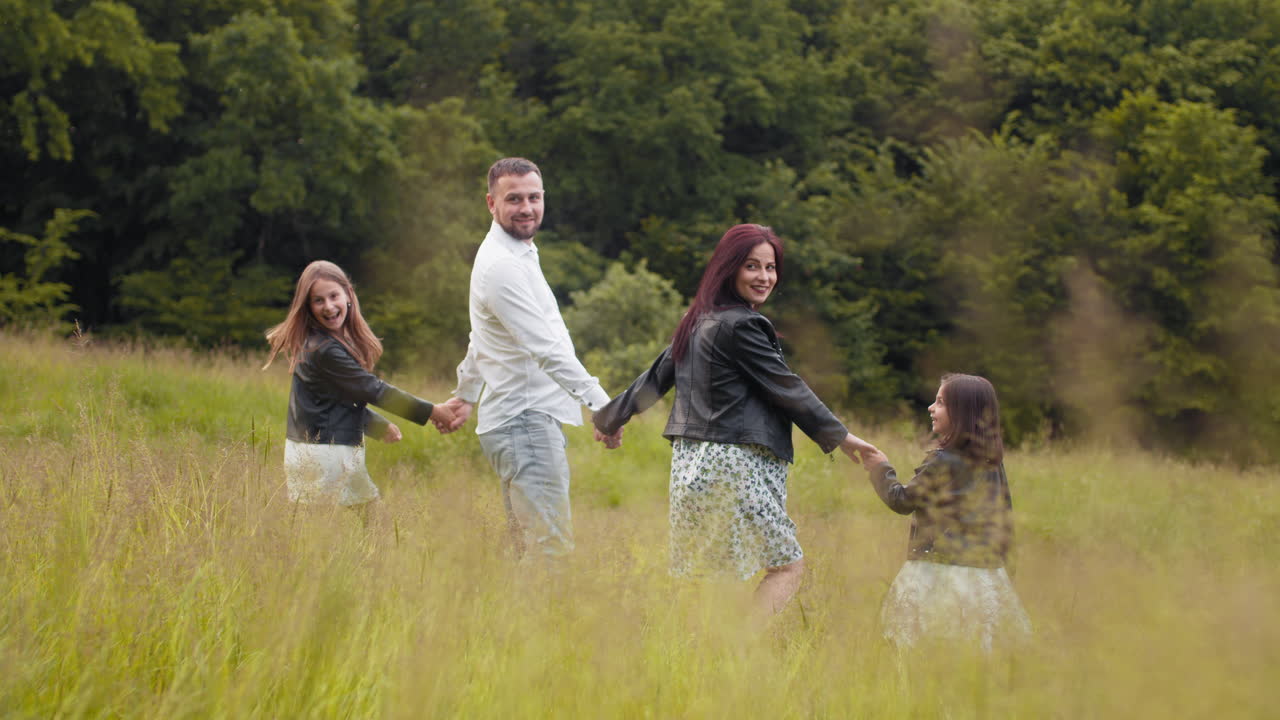 가족 들 이  에서 산책 하는 것