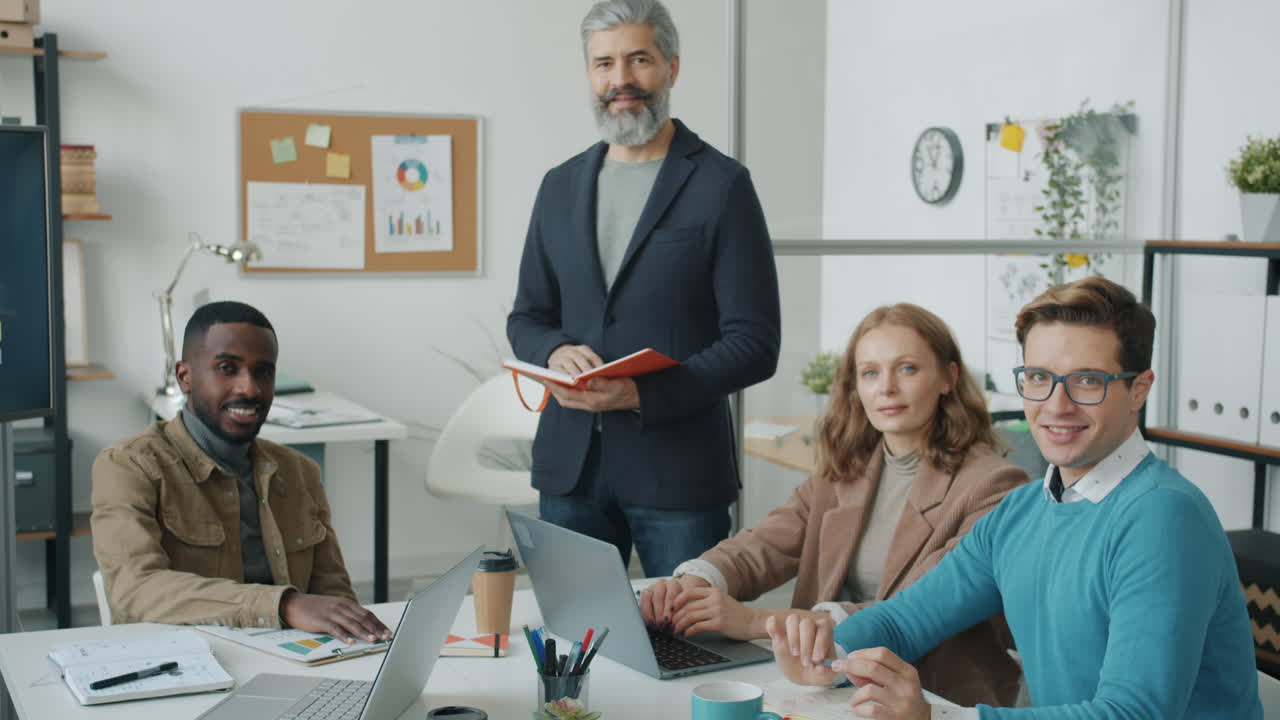 reunión de equipo de negocios en una oficina moderna