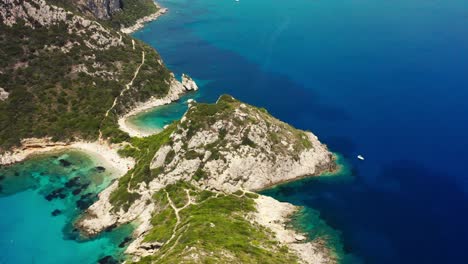 Toma-Aérea-De-Pequeñas-Playas-En-Grecia,-Corfú,-Península-De-Porto-Timoni