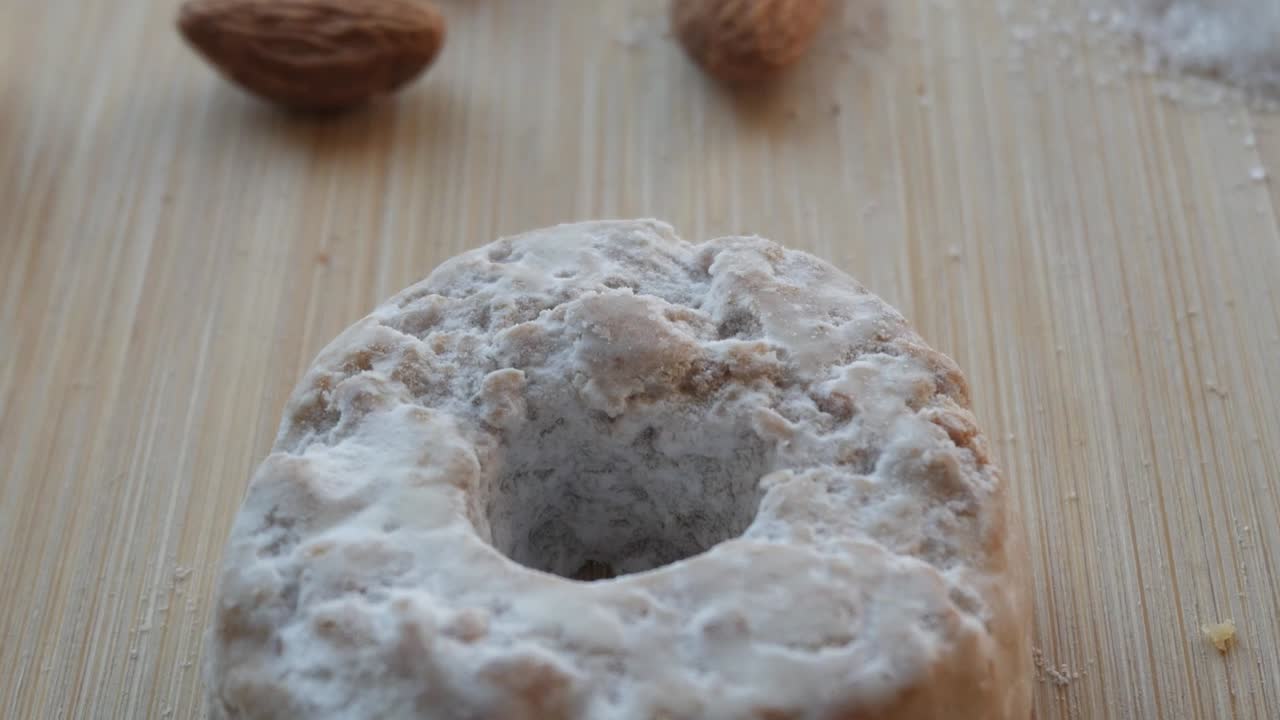 나무 표면에 설탕을 뿌린 전통 스페인 크리스마스 달한 로스코 데 비노의 클로즈업