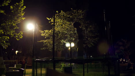 niños saltando en trampolín por la noche