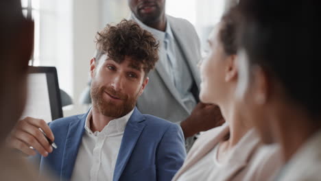 Atractivo-Hombre-De-Negocios-Charlando-Con-Colegas-En-Una-Reunión-De-Oficina-Conversando-Compartiendo-Ideas-Con-Diversos-Grupos-Corporativos-En-El-Lugar-De-Trabajo