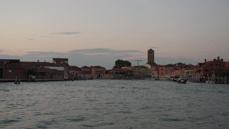 Murano-Township-Nach-Sonnenuntergang-Vom-Fahrenden-Boot-Aus,-Handheld-Ansicht