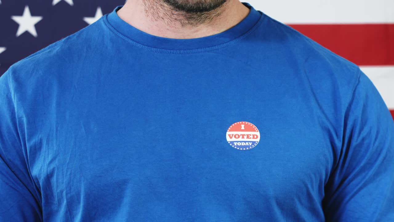 pegatina de elecciones presidenciales en un hombre