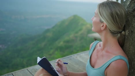 Mujer-Sumida-En-Sus-Pensamientos-Escribiendo-Experiencias-Personales-En-El-Diario,-Escribiendo-En-Un-Diario