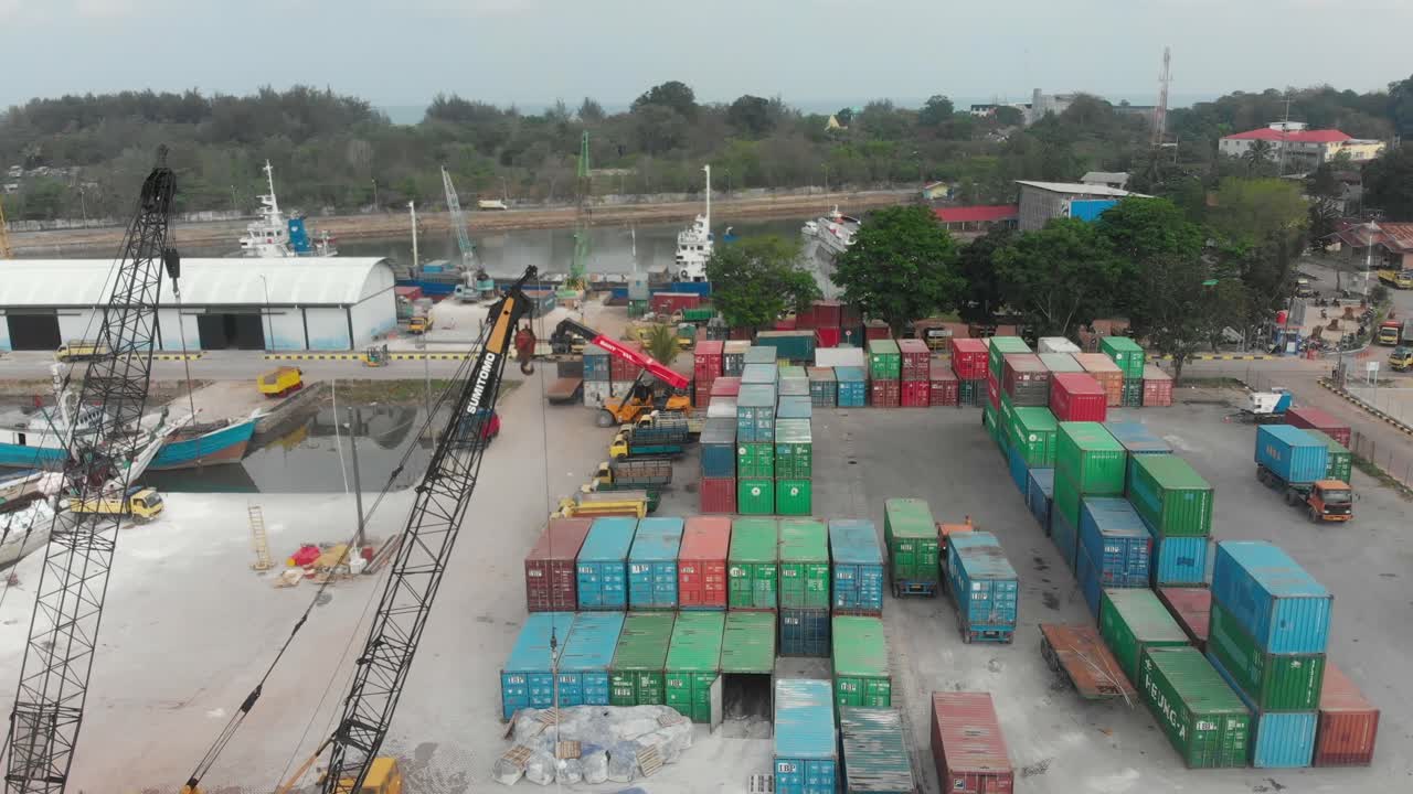 vista aérea del puerto de carga de tanjung pandan en belitung, indonesia
