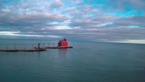 Schöne-Antenne-über-Dem-Leuchtturm-Der-Störbucht-In-Door-County-Wisconsin