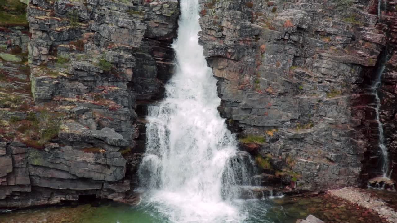 la cascada de panichulata en rondane, noruega, filmada en 50p