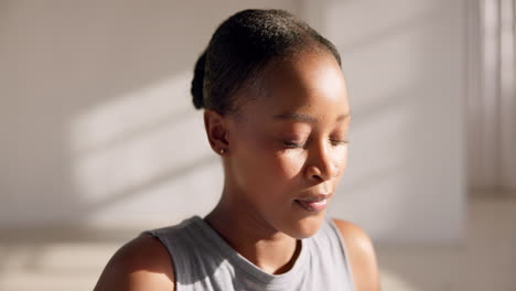 Zen,-Meditación-Y-Rostro-De-Mujer-Negra-Con-Sonrisa