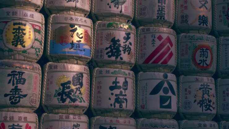 Vecchie botti tradizionali giapponesi di sake e vino di giorno.