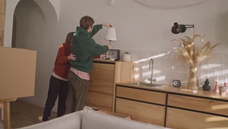 pareja mudándose a un nuevo apartamento y estableciéndose