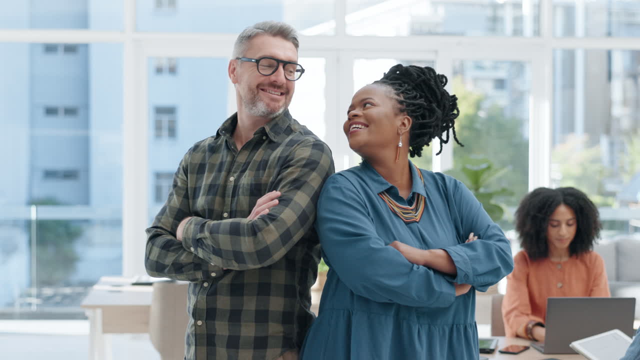 cara, trabajo en equipo y personas creativas con brazos