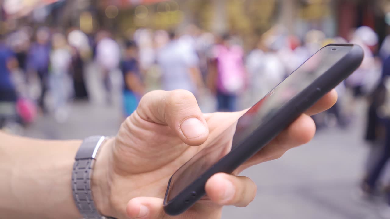 밖에서 전화를 보고 있습니다.