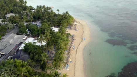 Vista-De-Drones-Del-Océano,-Sombrillas-Y-Playa-De-Arena-Caribeña,-Playa-Grand-Bahia-Principe-En-La-Península-De-Samana,-República-Dominicana