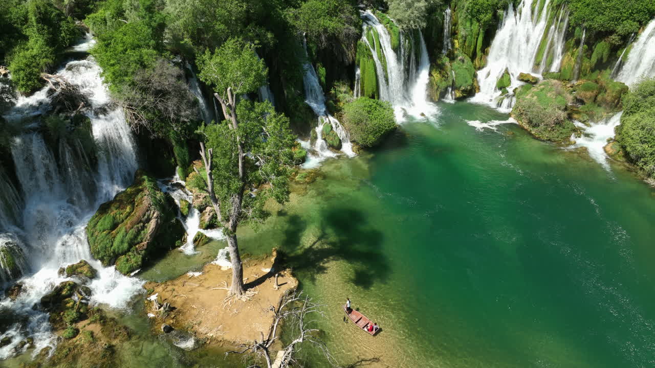 vista aérea sobre la cascada de kravica en bosnia