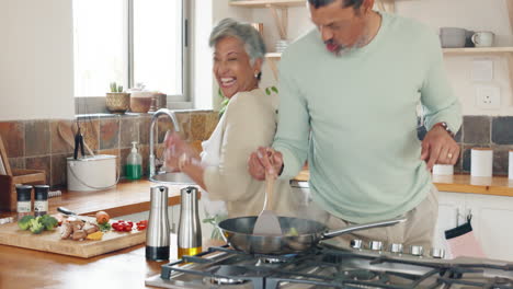 Älteres-Paar,-Kochen-Und-Tanzen-In-Der-Küche