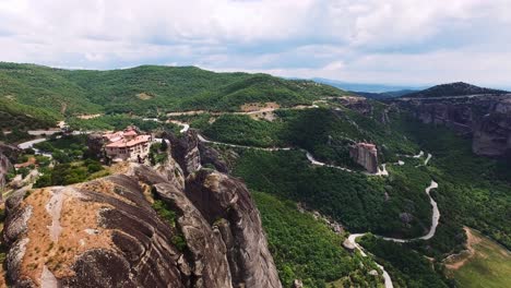 Vista-Aérea-De-Los-Monasterios-De-Meteora-Clifftop-En-Grecia