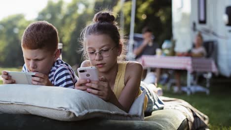 Vídeo-Portátil-De-Niños-Con-Teléfono-En-Vacaciones-De-Camping