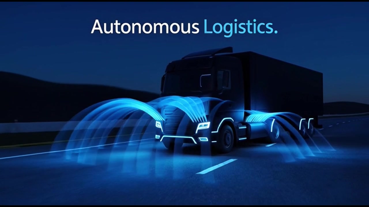 Camion a guida autonoma con luci blu dei sensori che viaggia su un'autostrada di notte