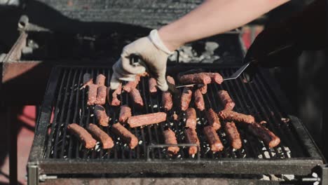 Backen-Sie-Rohes-Fleisch-Auf-Einem-Stark-Glühenden-Rost-Und-Drehen-Sie-Es