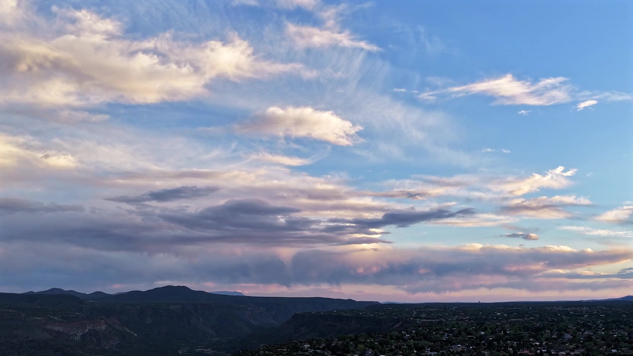 4K drone timelapse fanger surrealistiske fantasyskyer, der ruller over en bjerg- og kløftby. Drømmeagtig atmosfærisk tåge og dis skifter hen over et mystisk sydvestligt kvarter og plateauudsigt.