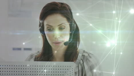 animación de redes de conexiones a través de una mujer de negocios usando auriculares telefónicos