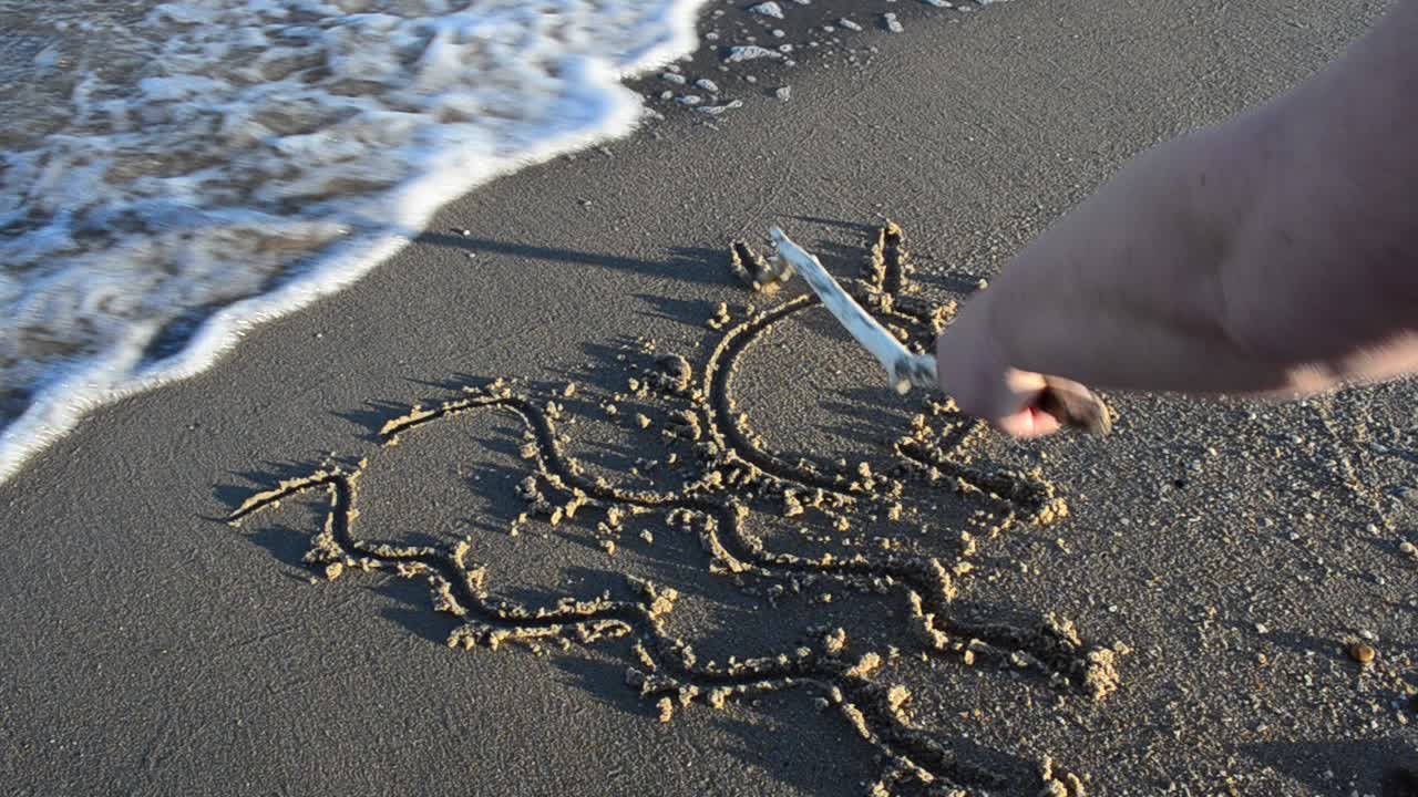 Soltegning på stranden. Strand og tegning.