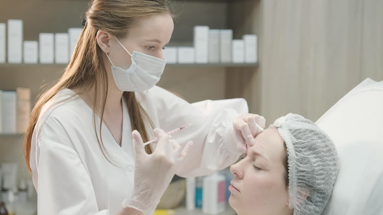 mujer que se somete a un tratamiento facial en una clínica de cosmetología