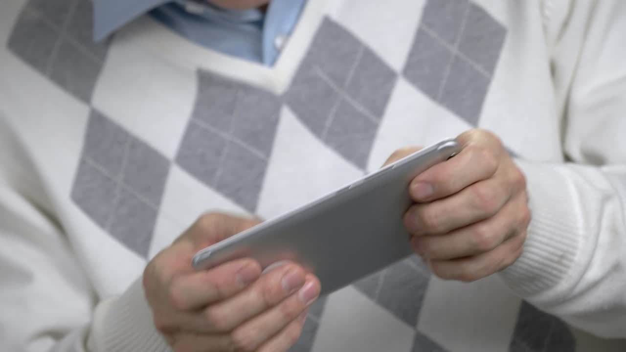 hombre de cerca jugando al juego en el teléfono inteligente.