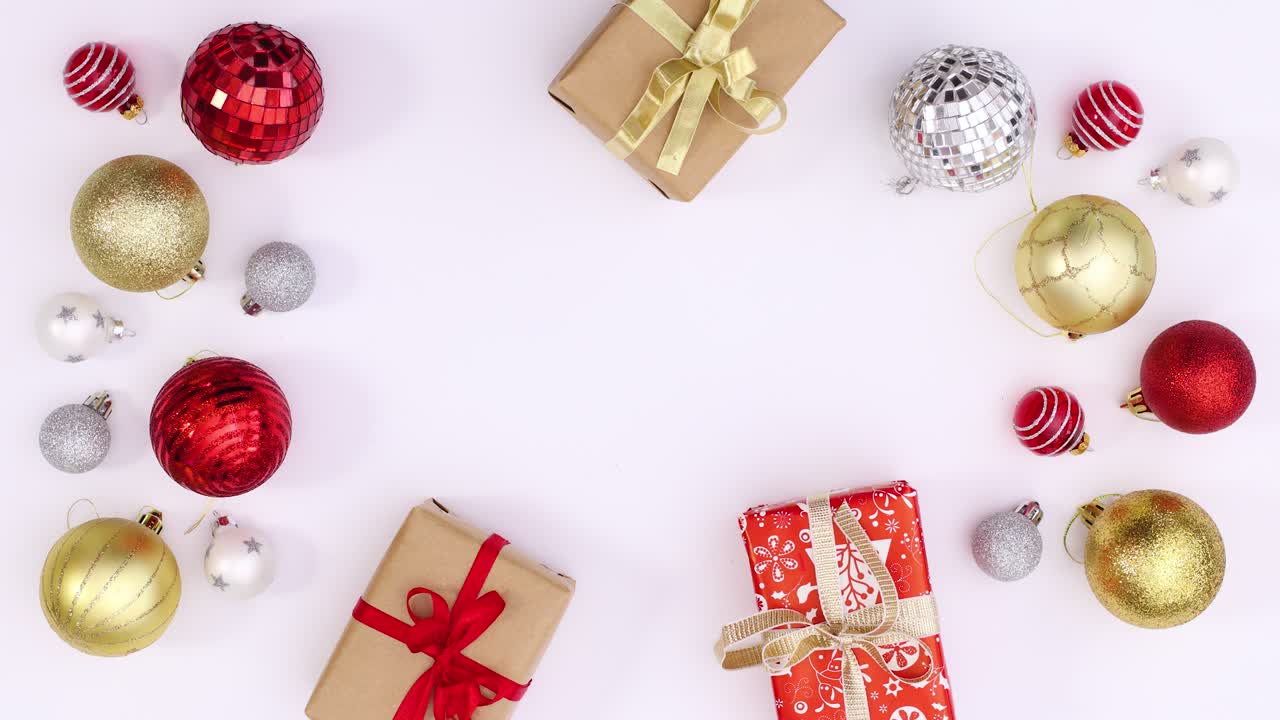 navidad oro rojo y plata adornos y regalos aparecen en tema blanco. stop motion