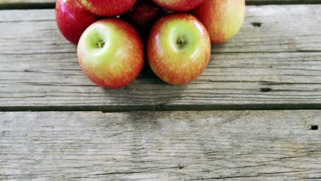 manzanas rojas dispuestas en una tabla de madera