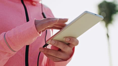 Un-Vídeo-Portátil-Muestra-A-Una-Atleta-Femenina-Con-Un-Teléfono-Móvil.