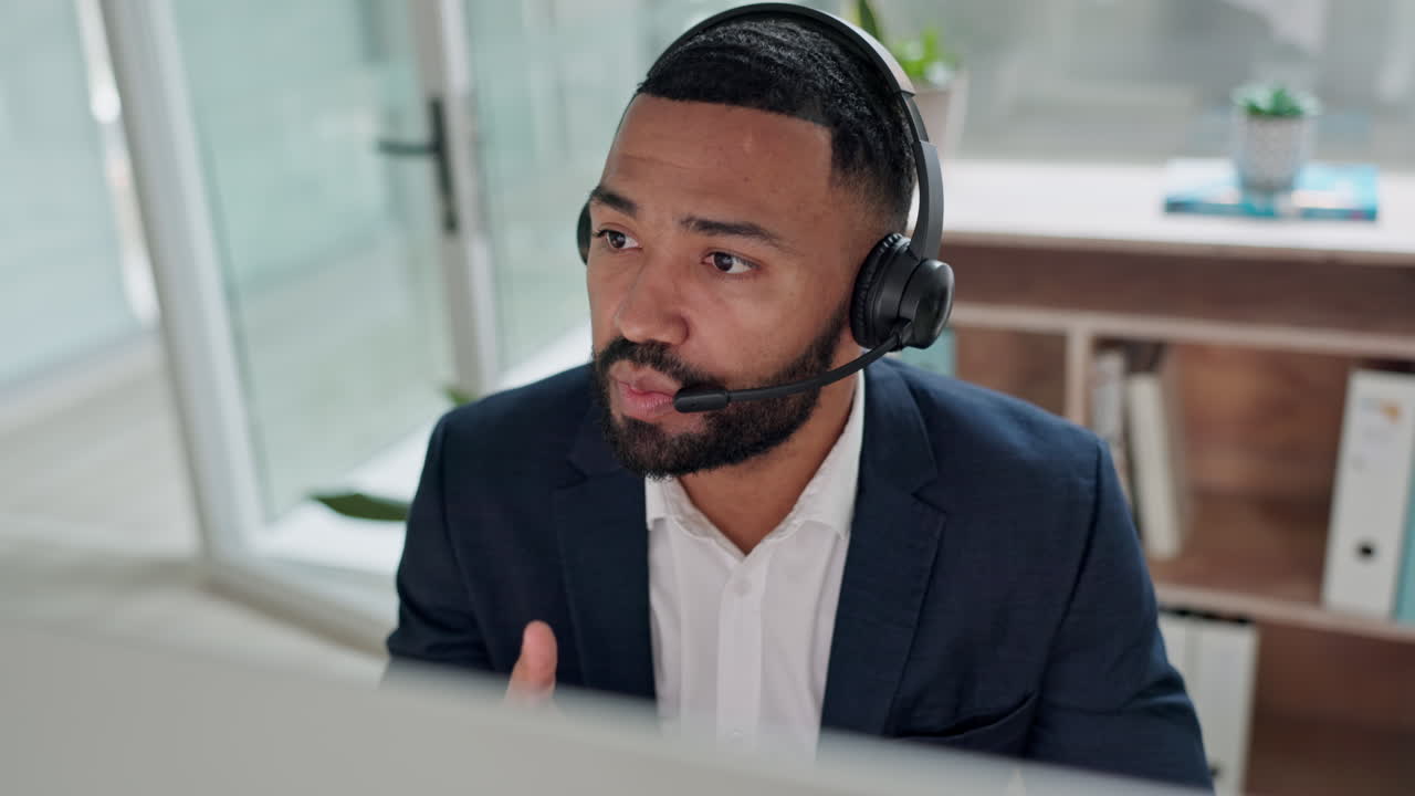 Call center, consulente e uomo