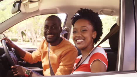 Pareja-Feliz-En-Coche