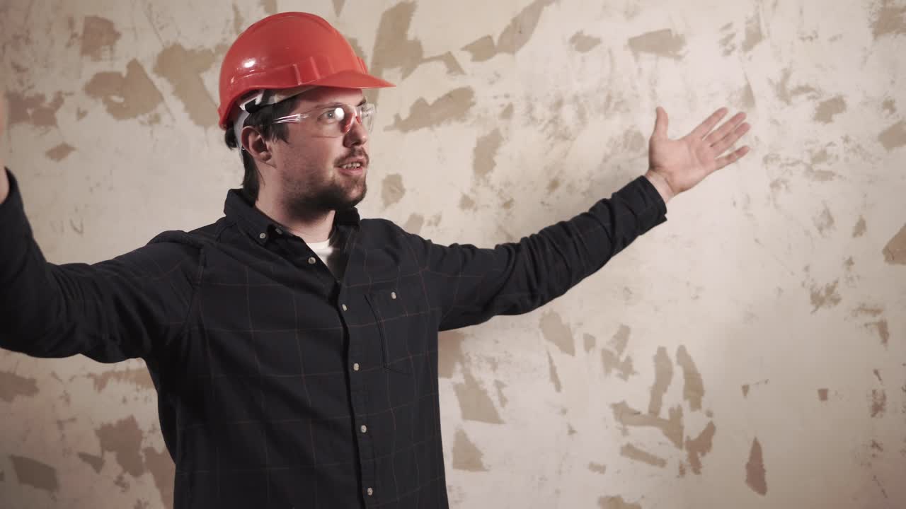 trabajador de la construcción inspeccionando una pared