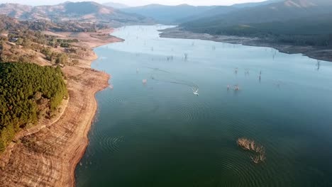 Imágenes-Aéreas-De-Retroceso-De-Una-Lancha-Rápida-En-El-Lago-Eildon,-Cerca-De-Mansfield-En-El-Centro-De-Victoria,-Australia