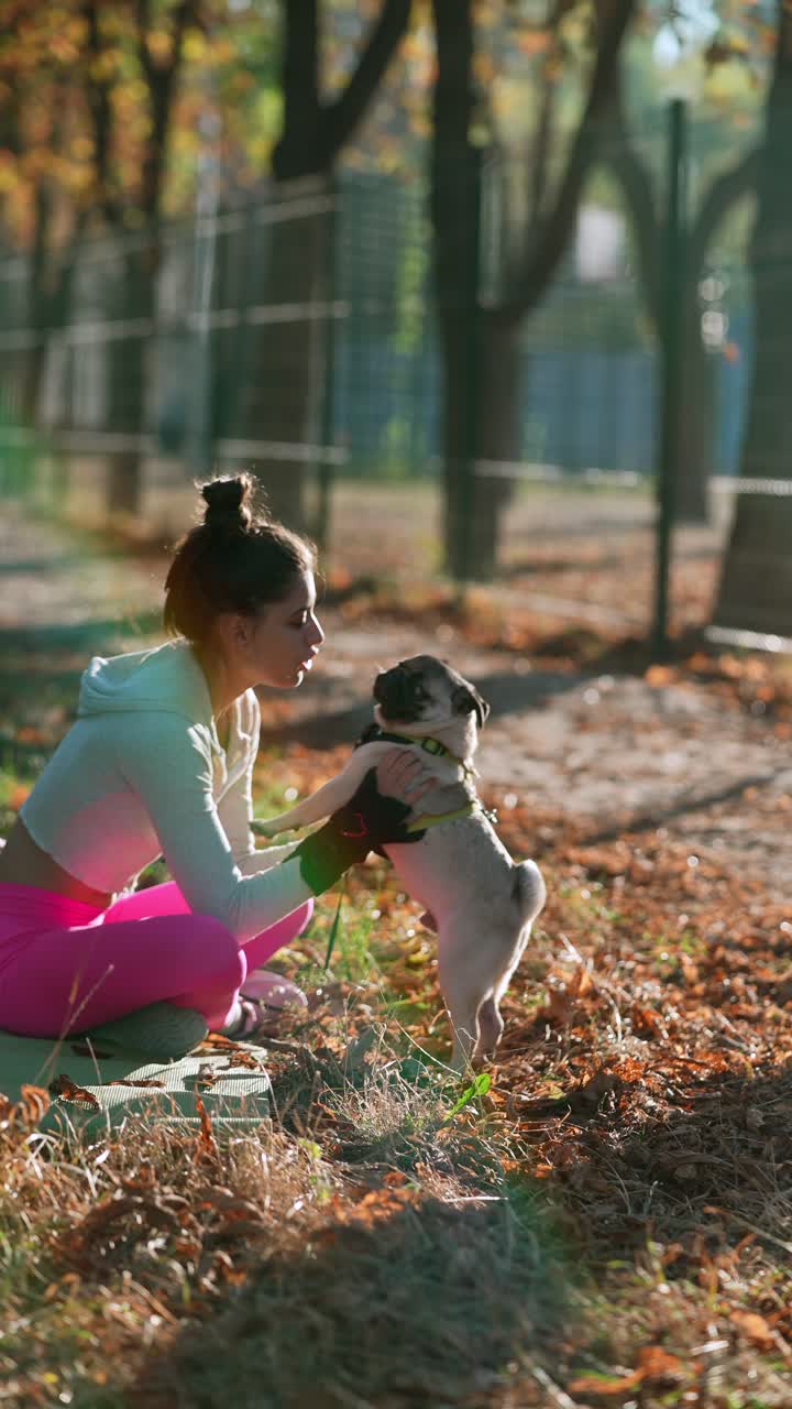 공원에서 여자와 그녀의 파그