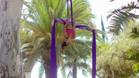 joven gimnasta trabajando en su baile acrobático