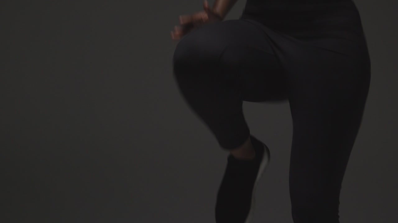 체조 옷을 입은 여성이 현장에서 달리며 운동하는 스튜디오  1