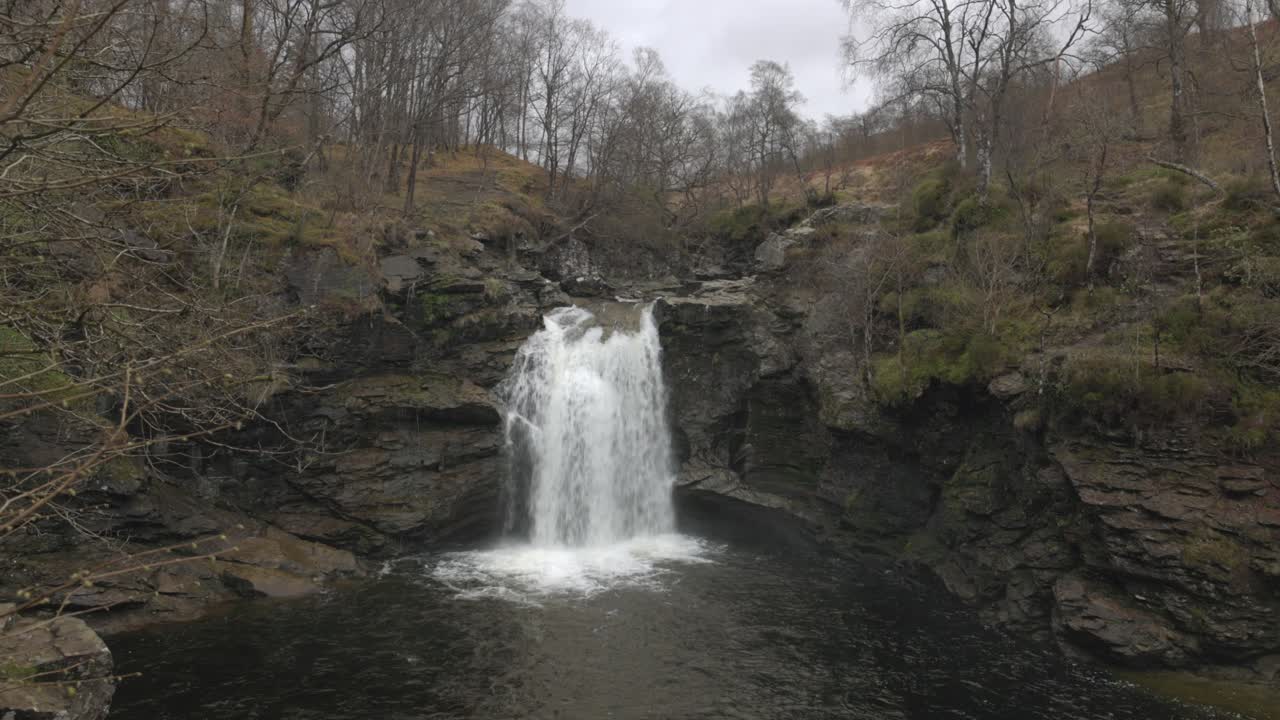 Groothoekopname van de prachtige Watervallen van Falloch bij Loch Lomond.