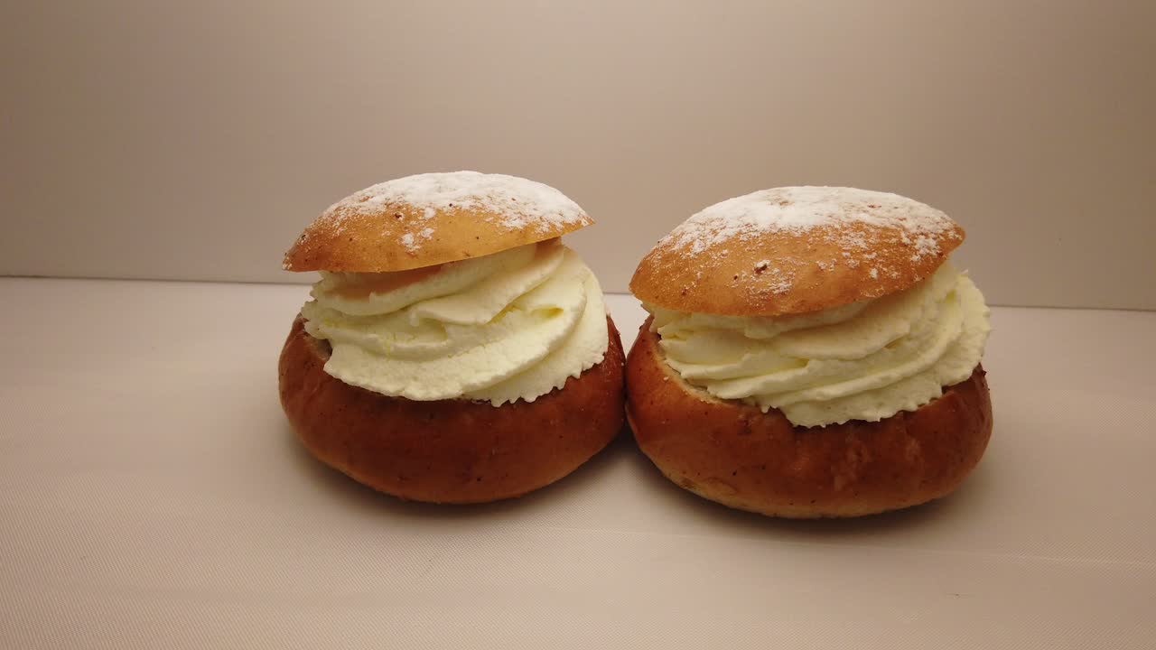 primer plano de dos deliciosos semlor